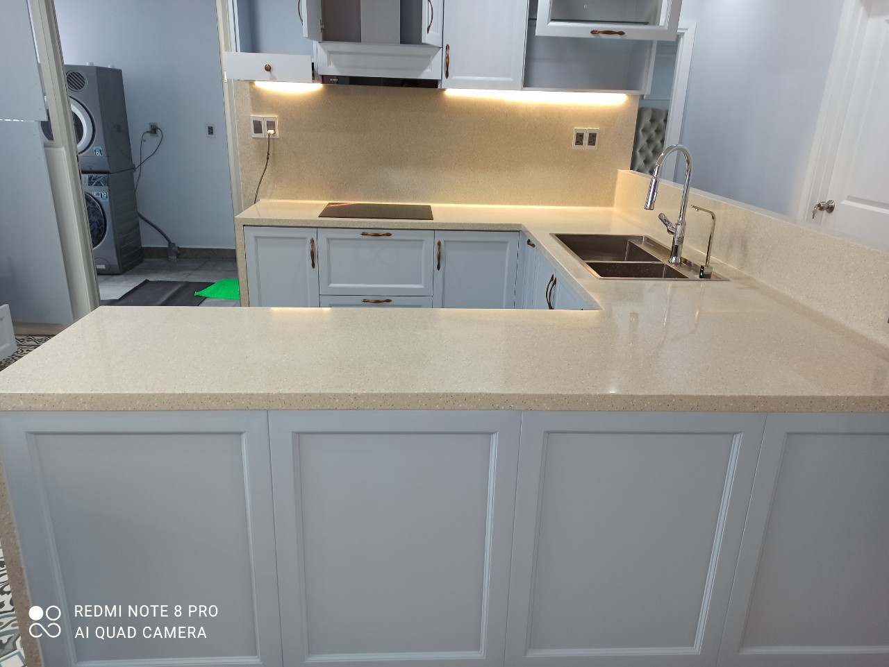 So sánh mặt bếp solid surface với đá granite tự nhiên